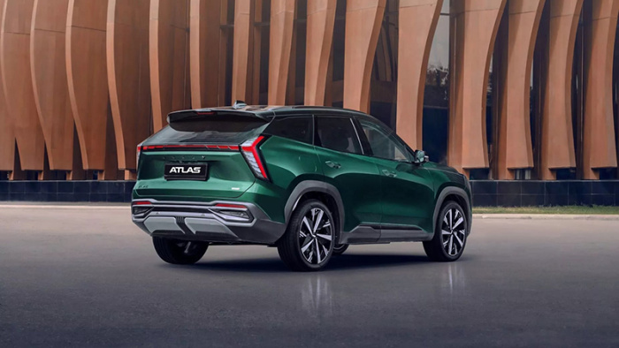 Geely Atlas — ровно год в России, как изменились цены на семейный кроссовер