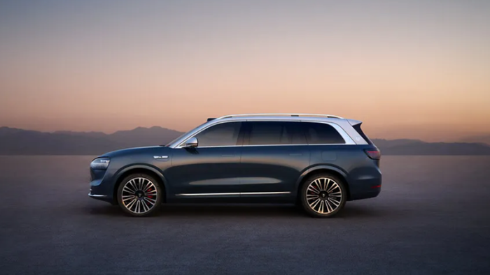 Флагманский гибридный кроссовер AITO SERES удостоен награды «Автомобиль года»